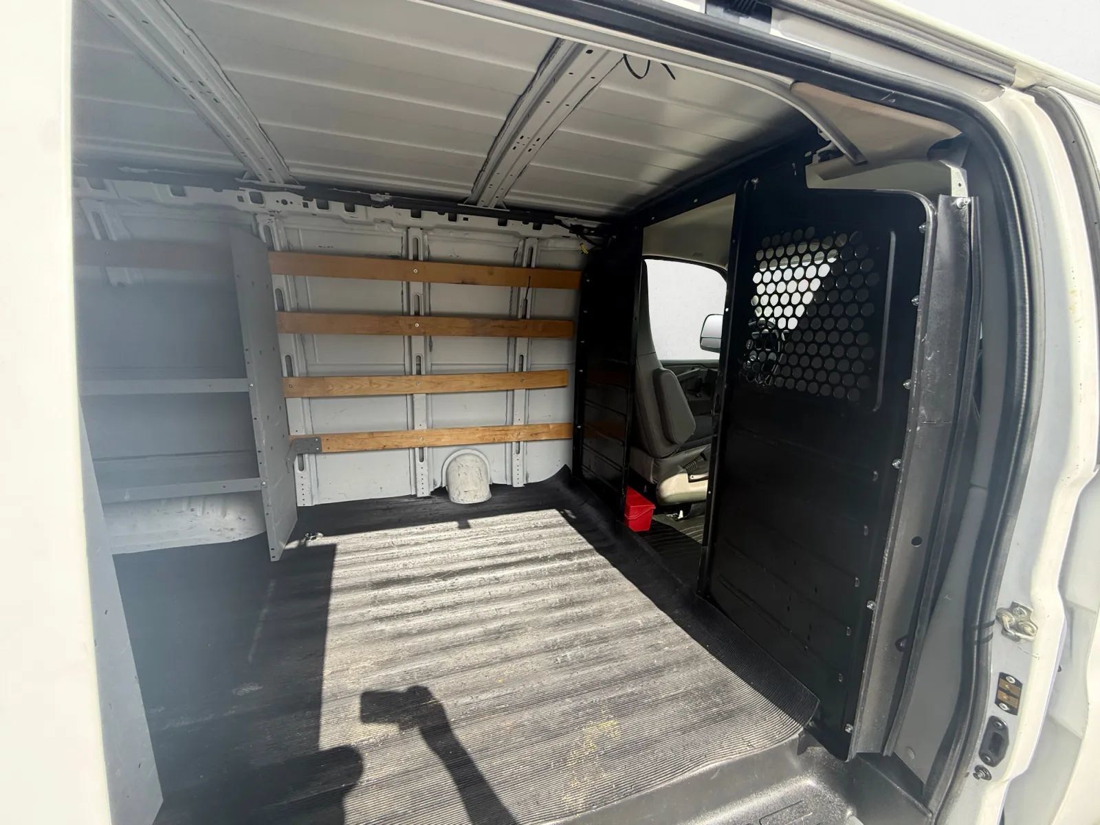Used 2018 Chevrolet Express 2500 w/ Driver Convenience Package RWD image 22