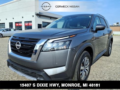 Used 2025 Nissan Pathfinder SL AWD/4WD image 1