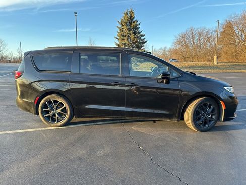 Used 2024 Chrysler Pacifica Limited w/ Uconnect Theater Family Group image 2
