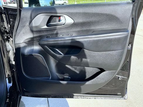 Used 2025 Chrysler Pacifica Select FWD image 17