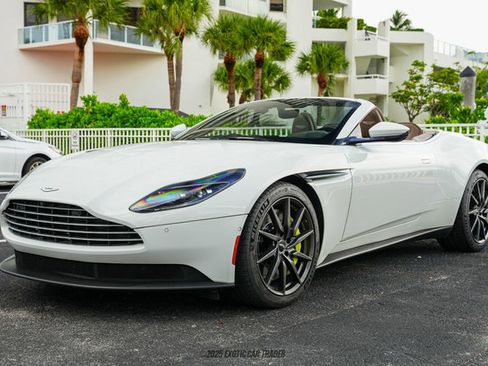 Used 2019 Aston Martin DB11 Volante image 14
