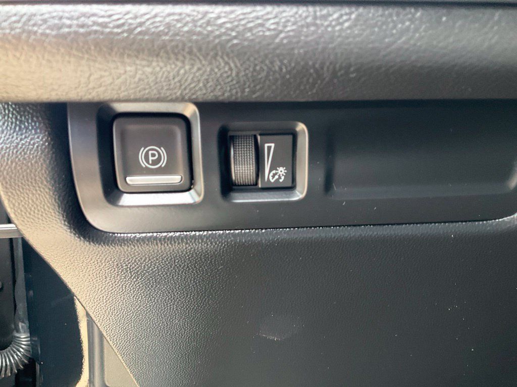 Used 2025 Cadillac XT4 Premium Luxury FWD image 9