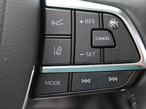 Used 2021 Toyota Highlander XSE FWD image 13