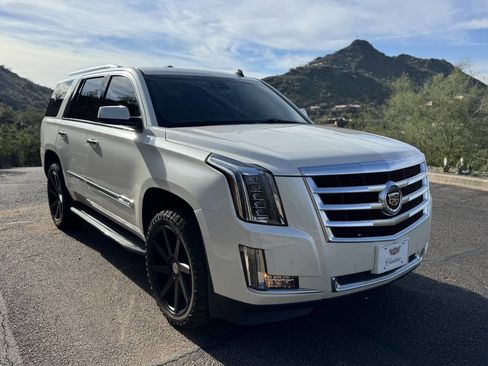 Used 2015 Cadillac Escalade Luxury image 3