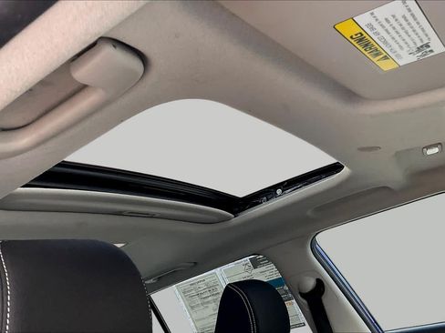 Used 2022 Hyundai Venue SEL FWD image 13