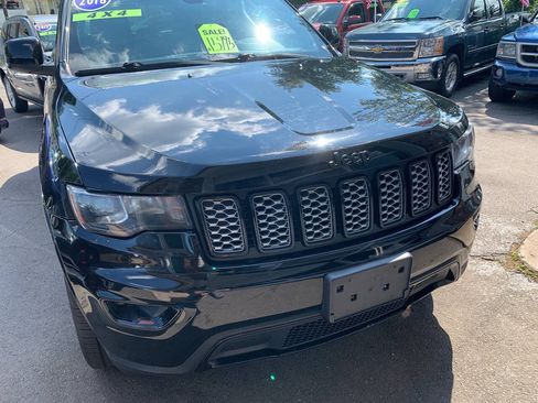 Used 2018 Jeep Grand Cherokee Altitude AWD/4WD image 9