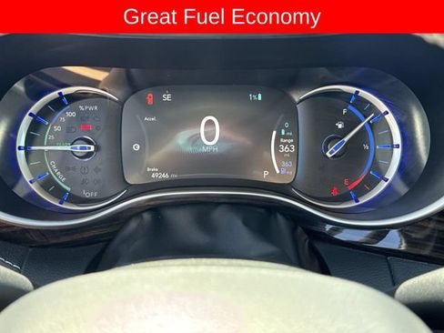 Used 2023 Chrysler Pacifica Limited FWD image 12