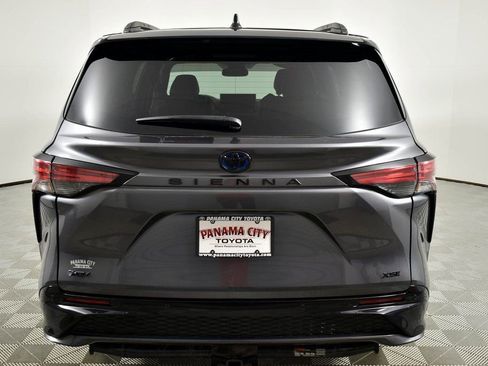 Used 2025 Toyota Sienna XSE w/ XSE Plus Package image 6