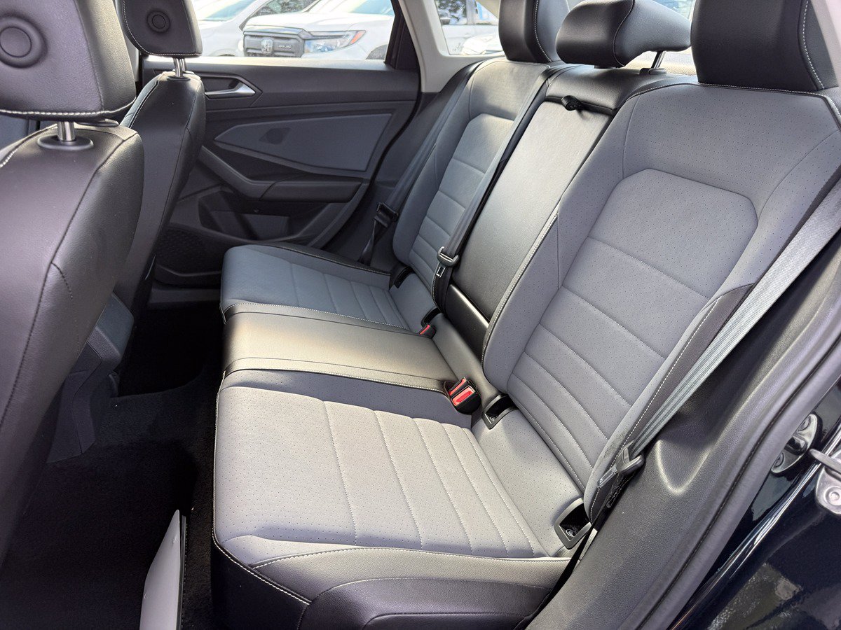 Used 2026 Volkswagen Jetta SE FWD image 15