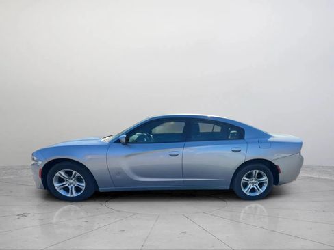 Used 2015 Dodge Charger SE RWD image 3