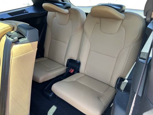 Used 2018 Volvo XC90 T6 Momentum w/ Convenience Package AWD/4WD image 10