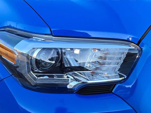 Used 2021 Toyota Tacoma TRD Off-Road w/ Technology Package image 5