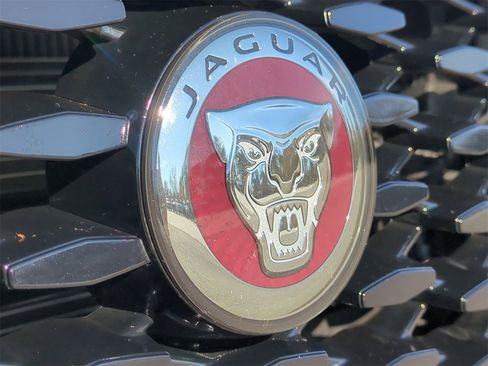 Used 2022 Jaguar F-PACE SVR image 34