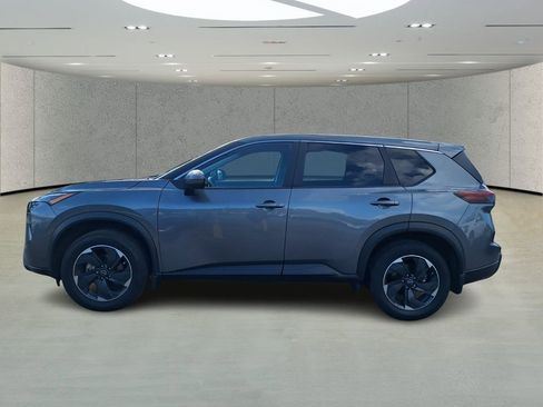 Used 2024 Nissan Rogue SV image 2