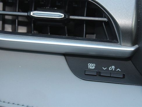 Used 2023 Toyota Highlander XLE image 26