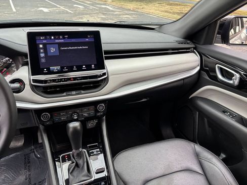 Used 2025 Jeep Compass Limited image 30