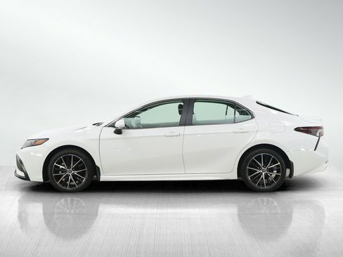 Used 2023 Toyota Camry SE image 2