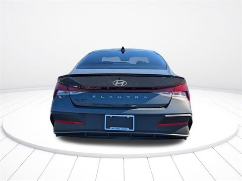 Used 2025 Hyundai Elantra Sport image 9