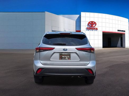 Used 2023 Toyota Highlander XLE AWD/4WD image 12