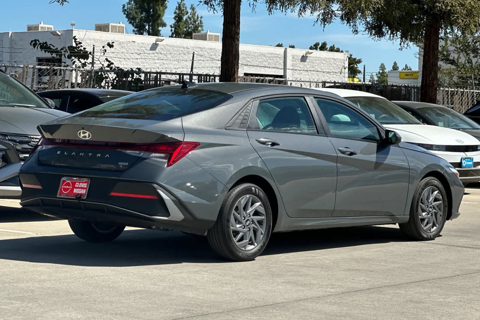 Used 2026 Hyundai Elantra Hybrid FWD image 3