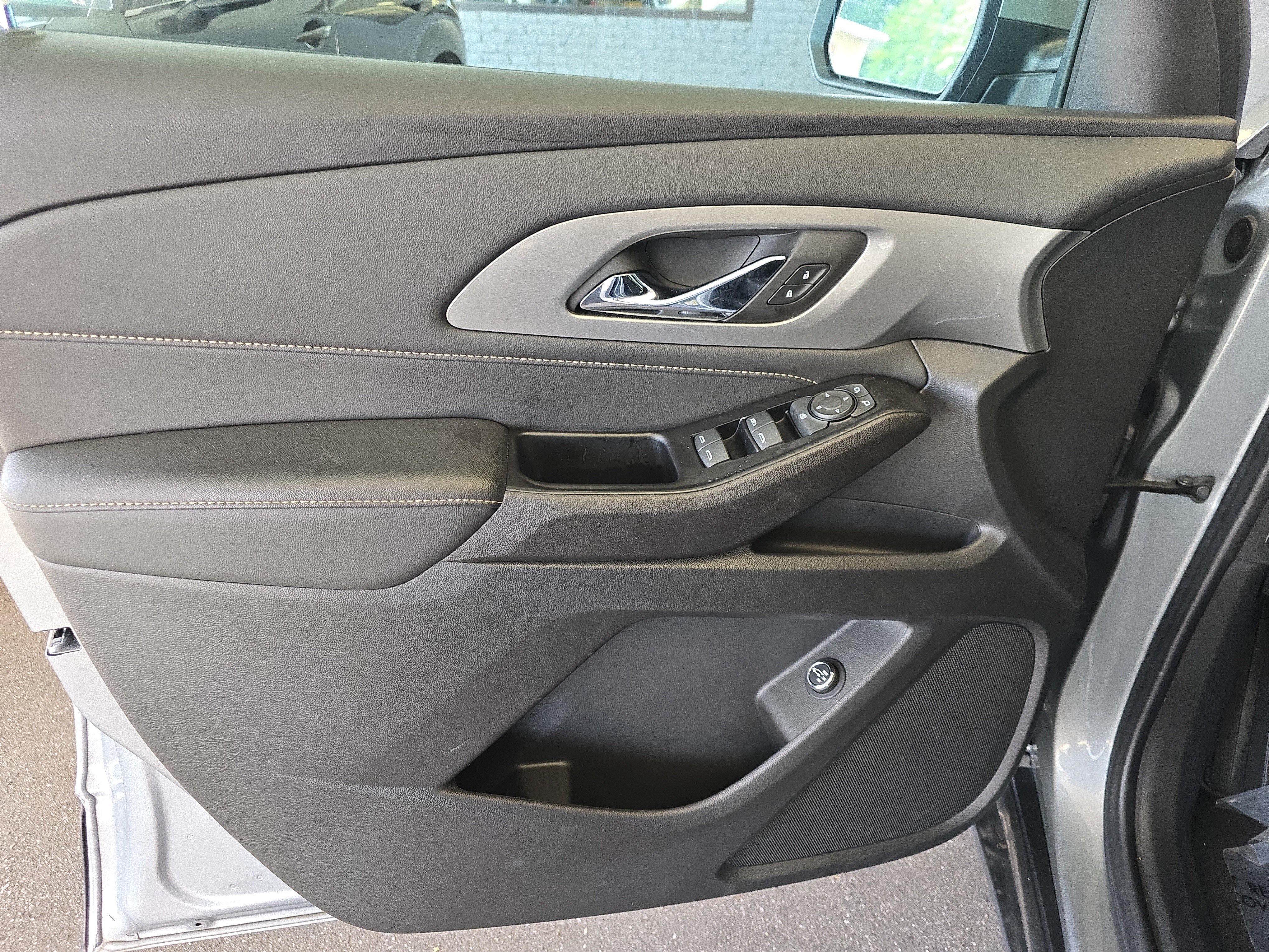 Used 2023 Chevrolet Traverse LT AWD/4WD image 16