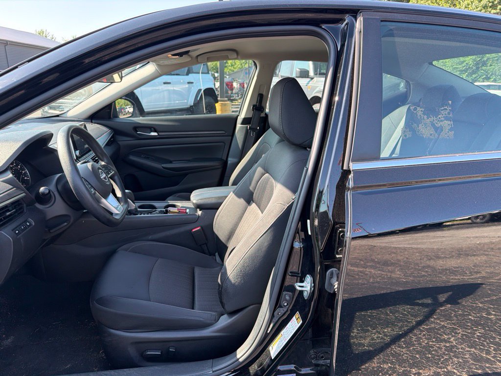Used 2025 Nissan Altima 2.5 SV FWD image 14