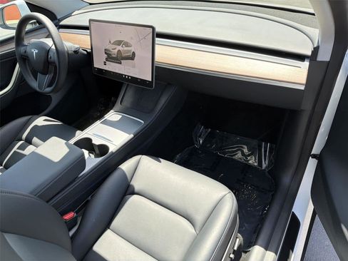 Used 2025 Tesla Model Y Long Range RWD image 12