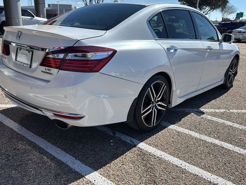 Used 2017 Honda Accord Touring image 3