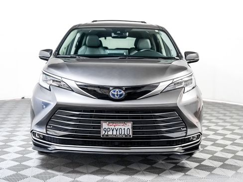 Used 2024 Toyota Sienna Limited image 10