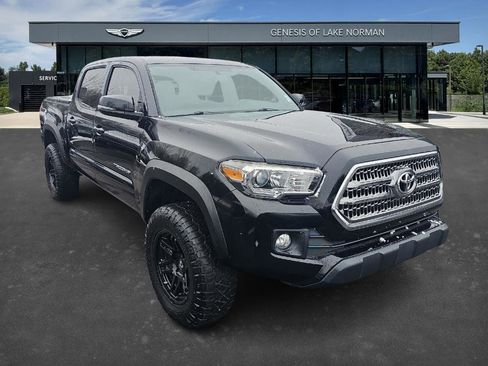 Used 2016 Toyota Tacoma TRD Off-Road image 2