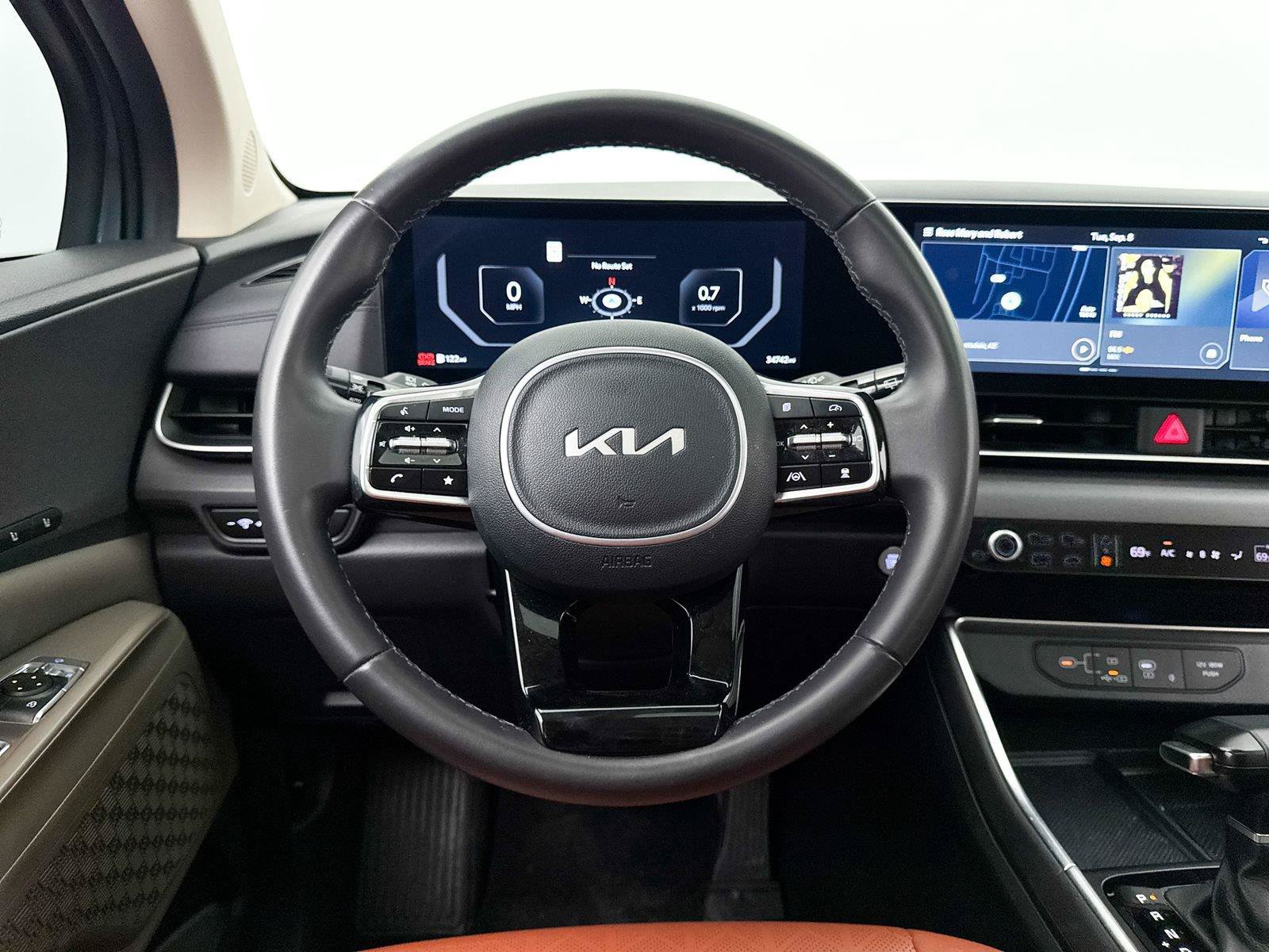 Used 2025 Kia Carnival SX FWD image 4