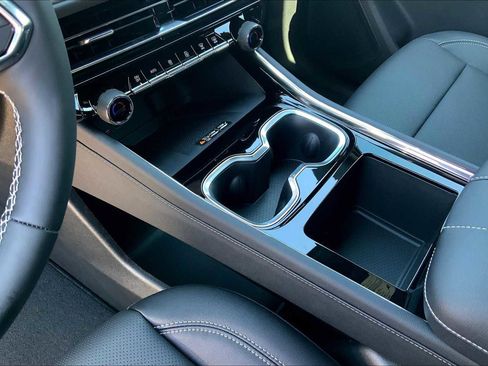 New 2026 Chevrolet Traverse LT w/ LPO, Floor Liner Package FWD image 7
