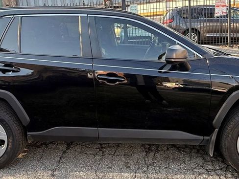 Used 2021 Toyota RAV4 LE image 4