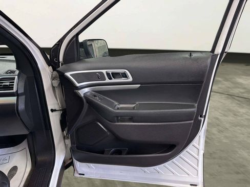 Used 2015 Ford Explorer XLT w/ Equipment Group 202B AWD/4WD image 25