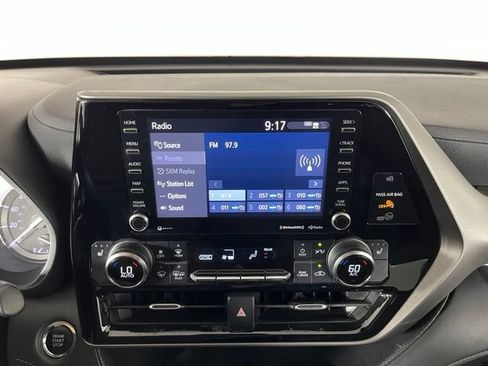 Used 2022 Toyota Highlander XLE AWD/4WD image 27