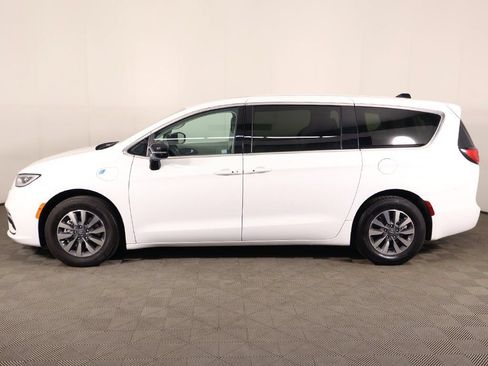 Used 2024 Chrysler Pacifica Limited FWD image 18