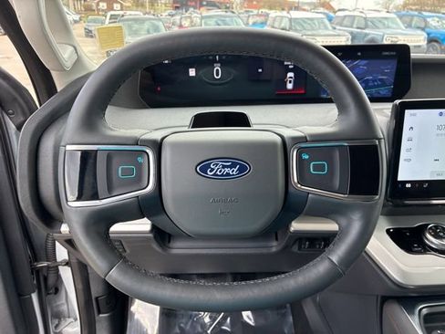 Used 2025 Ford Expedition Active image 39