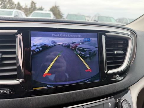 Used 2017 Chrysler Pacifica Touring-L image 18