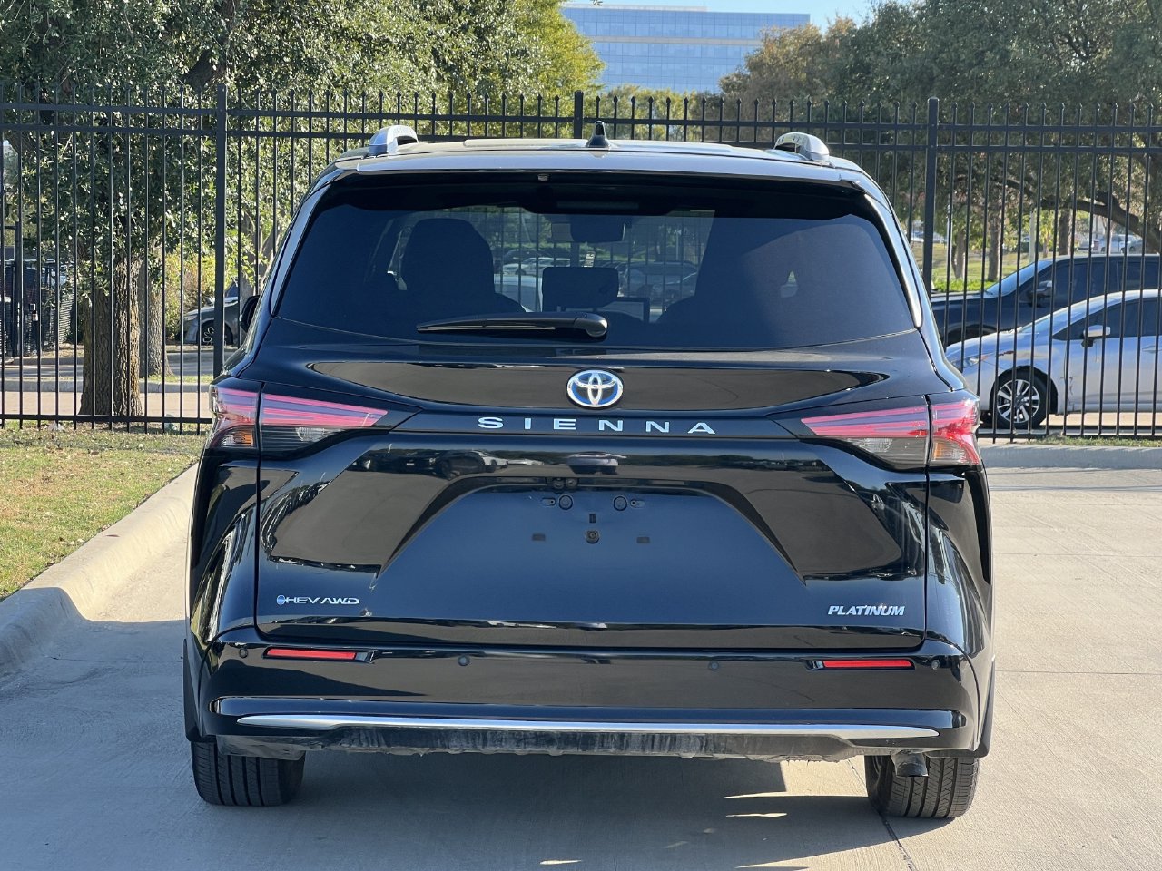 Used 2025 Toyota Sienna Platinum AWD/4WD image 4