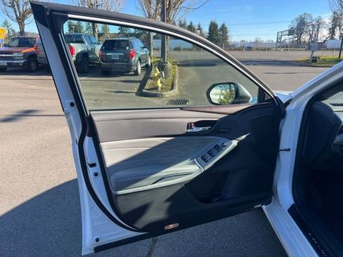 Used 2020 Toyota Avalon Limited image 18