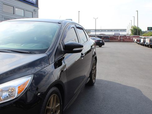 Used 2016 Ford Focus SE w/ SE Sport Package FWD image 12