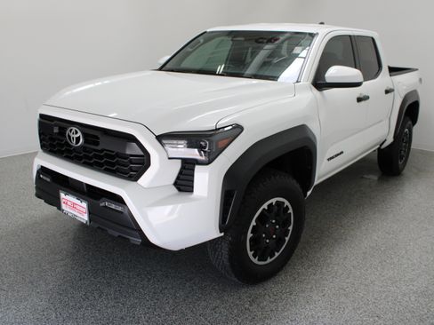 Used 2025 Toyota Tacoma TRD Off-Road AWD/4WD image 2