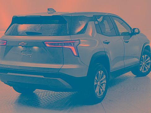 Used 2025 Chevrolet Equinox LT image 3