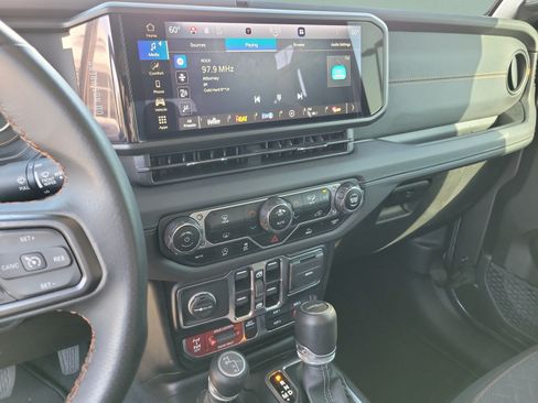 Used 2024 Jeep Gladiator Mojave AWD/4WD image 24