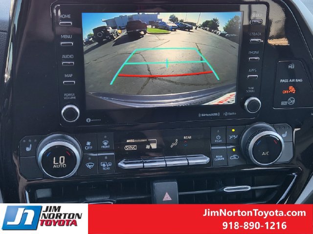 Used 2021 Toyota Highlander XLE FWD image 18