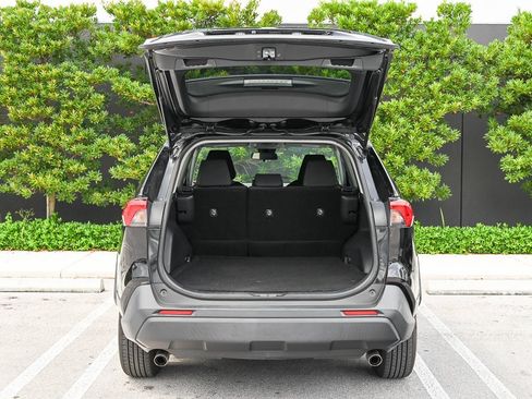 Used 2020 Toyota RAV4 LE image 9