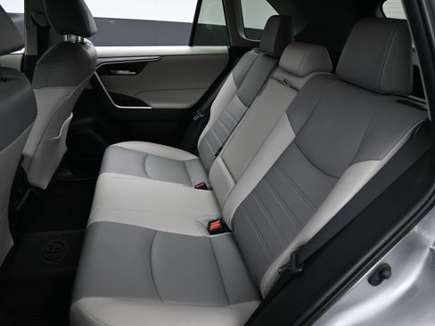 Used 2021 Toyota RAV4 XLE Premium image 12