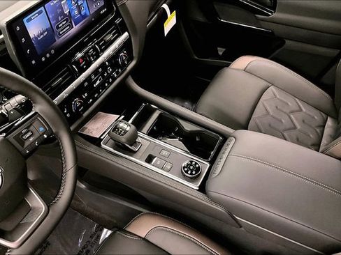 New 2026 Nissan Pathfinder Platinum AWD/4WD image 9