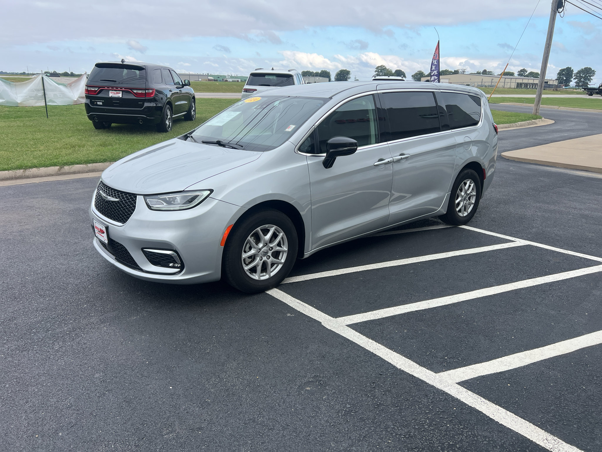 Used 2024 Chrysler Pacifica Touring-L FWD image 3