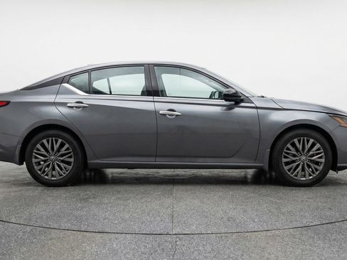 Used 2025 Nissan Altima 2.5 SV image 11